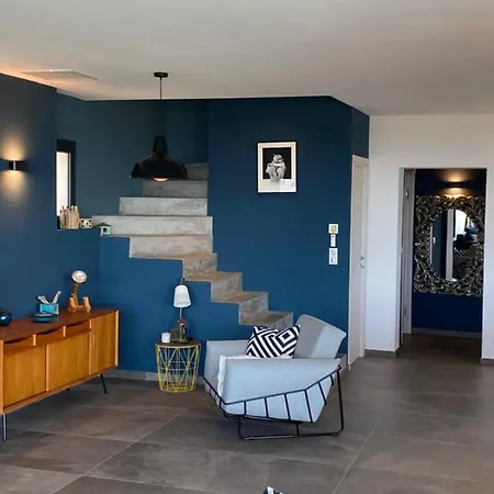 New Quiet Upscale Air-conditioned T2 With Heated Pool & Sea View *