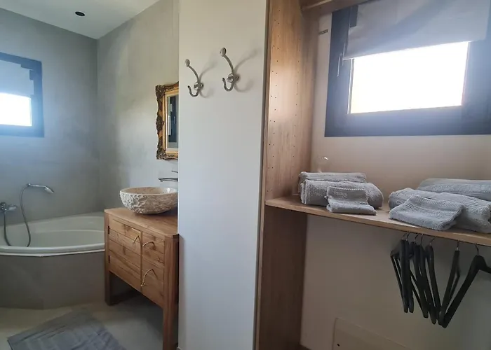 New Quiet Upscale Air-conditioned T2 With Heated Pool & Sea View Villa