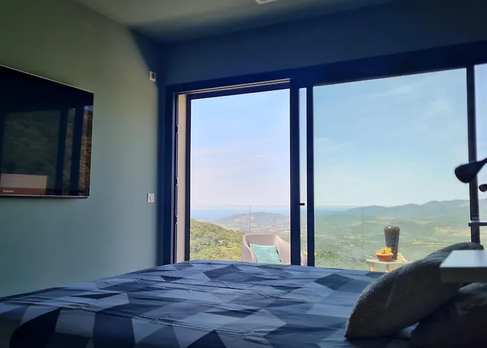 New Quiet Upscale Air-conditioned T2 With Heated Pool & Sea View