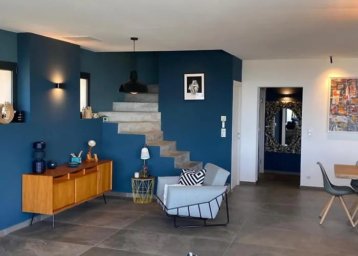 New Quiet Upscale Air-conditioned T2 With Heated Pool & Sea View *