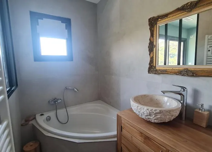 New Quiet Upscale Air-conditioned T2 With Heated Pool & Sea View * Sollacaro
