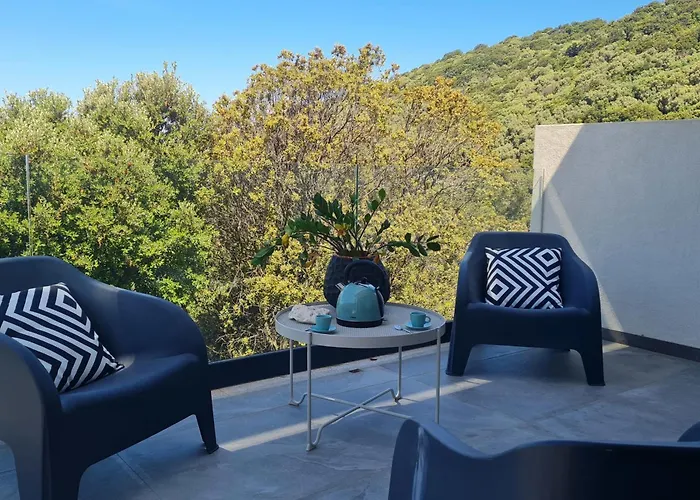 New Quiet Upscale Air-conditioned T2 With Heated Pool & Sea View Vila