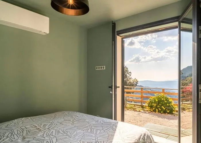 New Quiet Upscale Air-conditioned T2 With Heated Pool & Sea View Vila